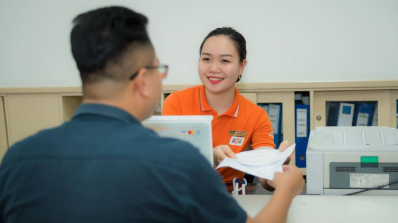 Nhân viên tư vấn sẵn hỗ trợ khách hàng đăng ký lắp mạng Wifi