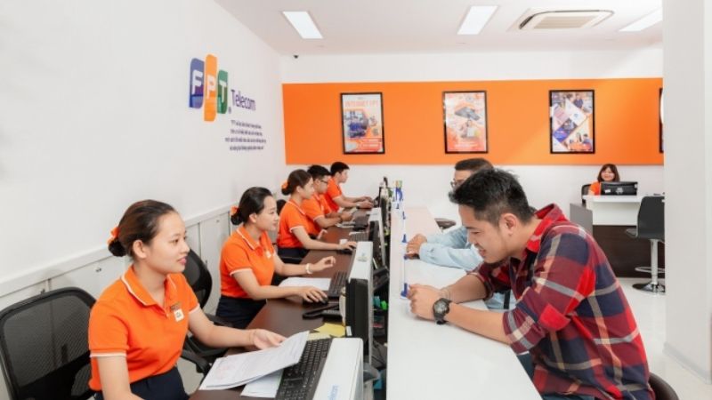 Nhân viên FPT sẵn sàng hỗ trợ quý khách tại phòng giao dịch