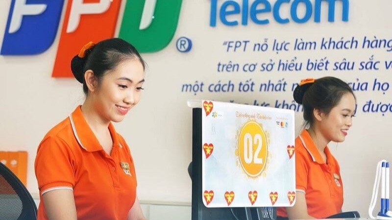 Nhân viên FPT tận tình hỗ trợ khách hàng đăng ký lắp Wifi tại xã La Gi