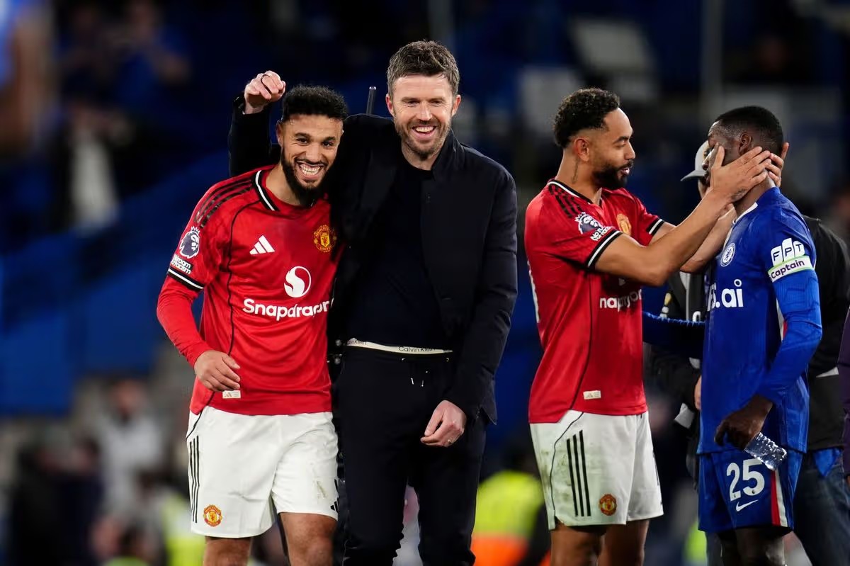 1777008667_MU-yen-tam-ve-du-Cup-C1-thay-tro-Carrick-dinh-doat-o-derby-nuoc-Anh-gap-Liverpool-1-ok-1776647685-655-width1200height799.jpg
