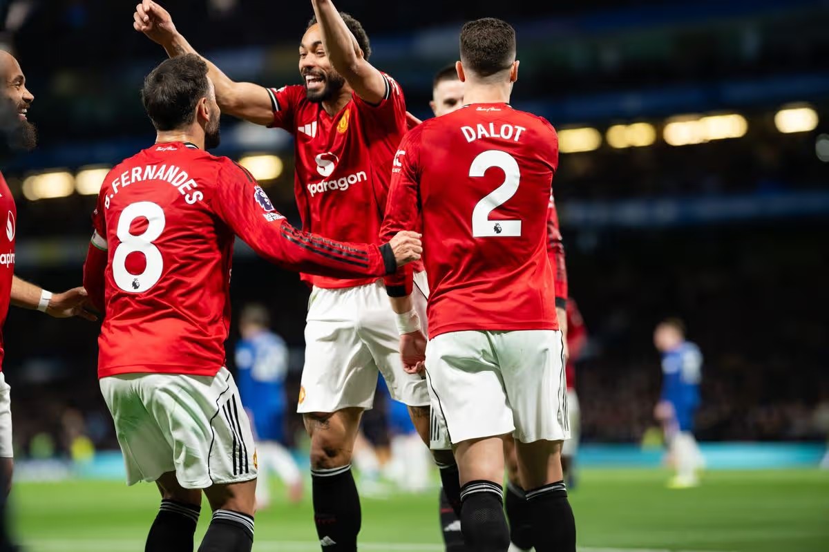 1777008702_MU-yen-tam-ve-du-Cup-C1-thay-tro-Carrick-dinh-doat-o-derby-nuoc-Anh-gap-Liverpool-2-1776647685-446-width1200height799.jpg