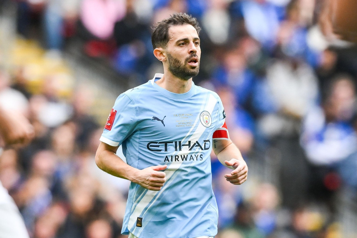 lo-ben-do-moi-cua-bernardo-silva-sau-khi-roi-man-city-1700